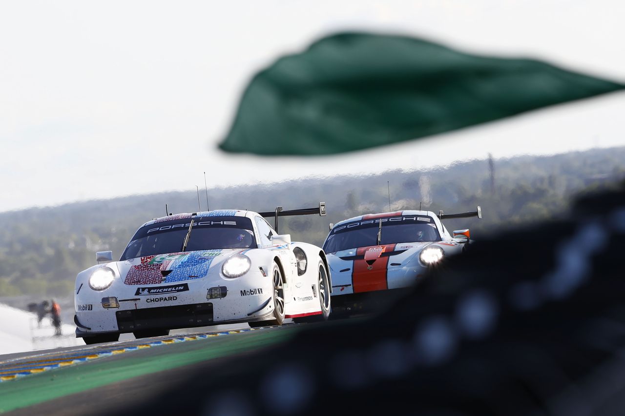 ポルシェGTチームの94号車ポルシェとガルフ・レーシングの86号車ポルシェ