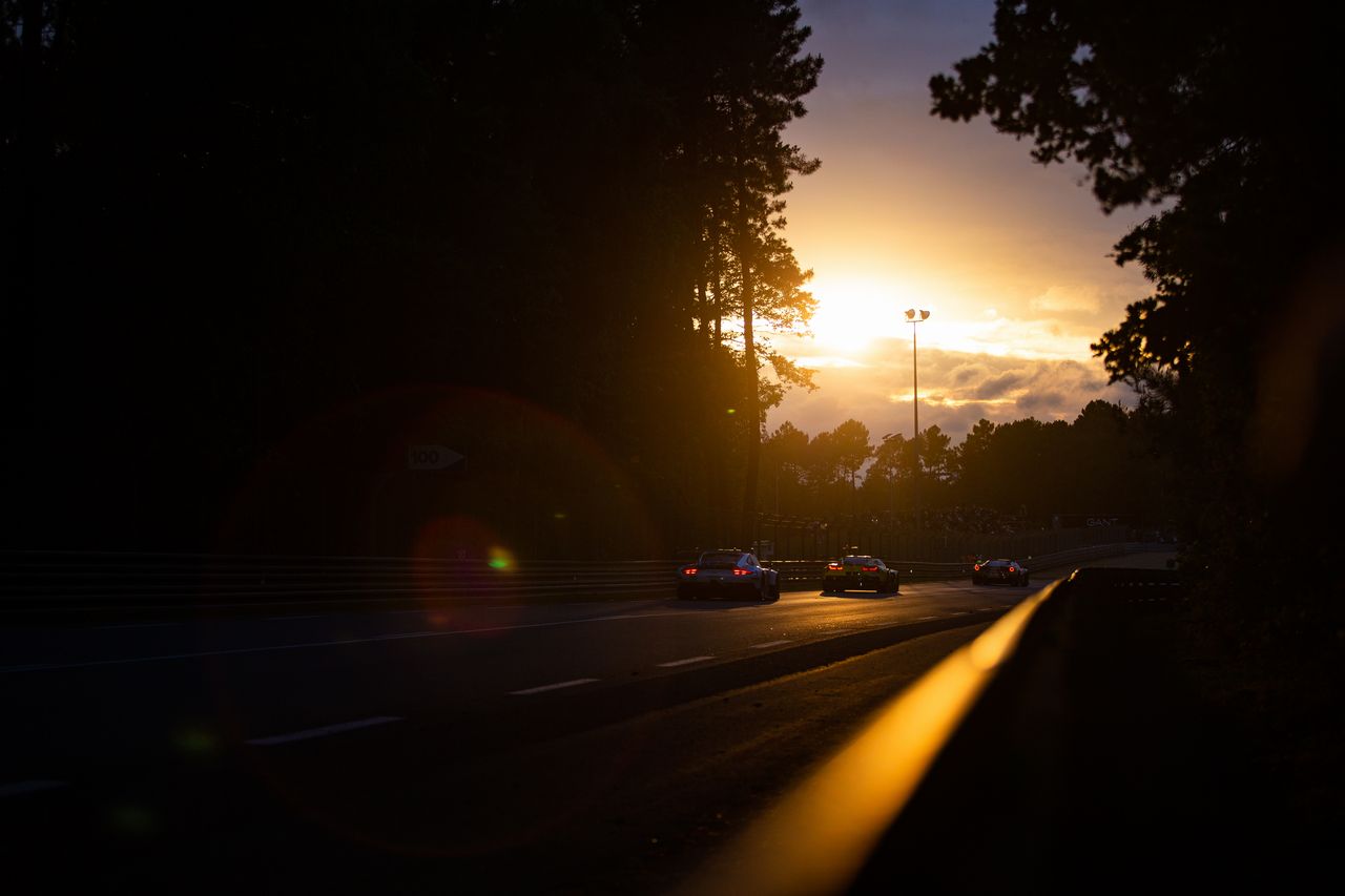 インディアナポリスの先に日が落ちるル・マンの日没