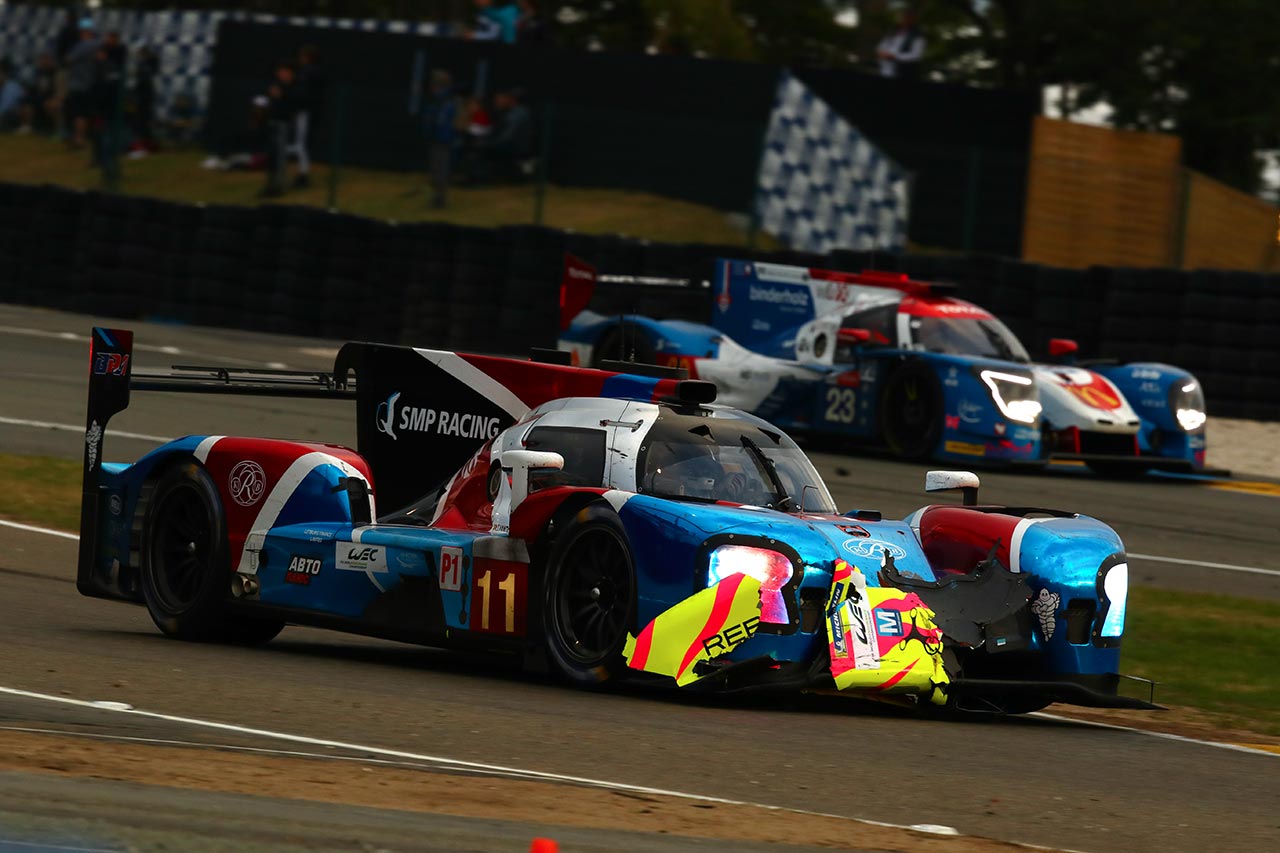 SMPレーシングの11号車BR1には、クラッシュした3号車レベリオンのカウルがヒットした。