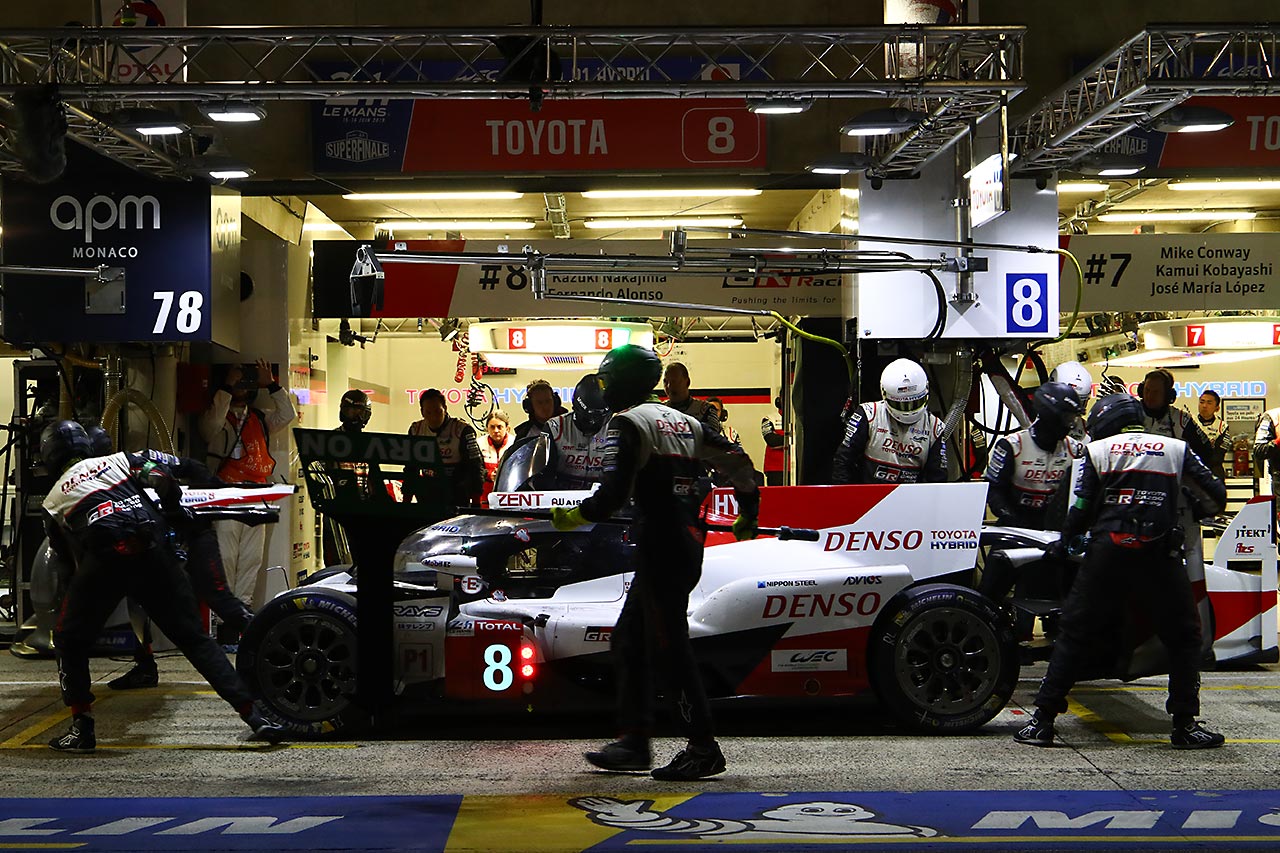 ピットでフロントノーズとリヤカウルを交換する8号車トヨタTS050ハイブリッド