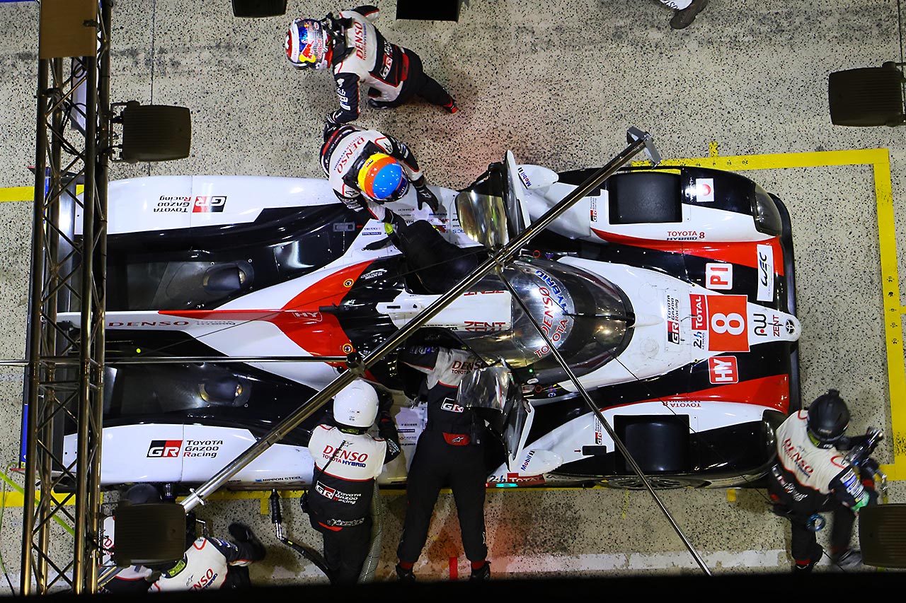 ホセ-マリア・ロペスからフェルナンド・アロンソにドライバー交代する8号車トヨタTS050ハイブリッド