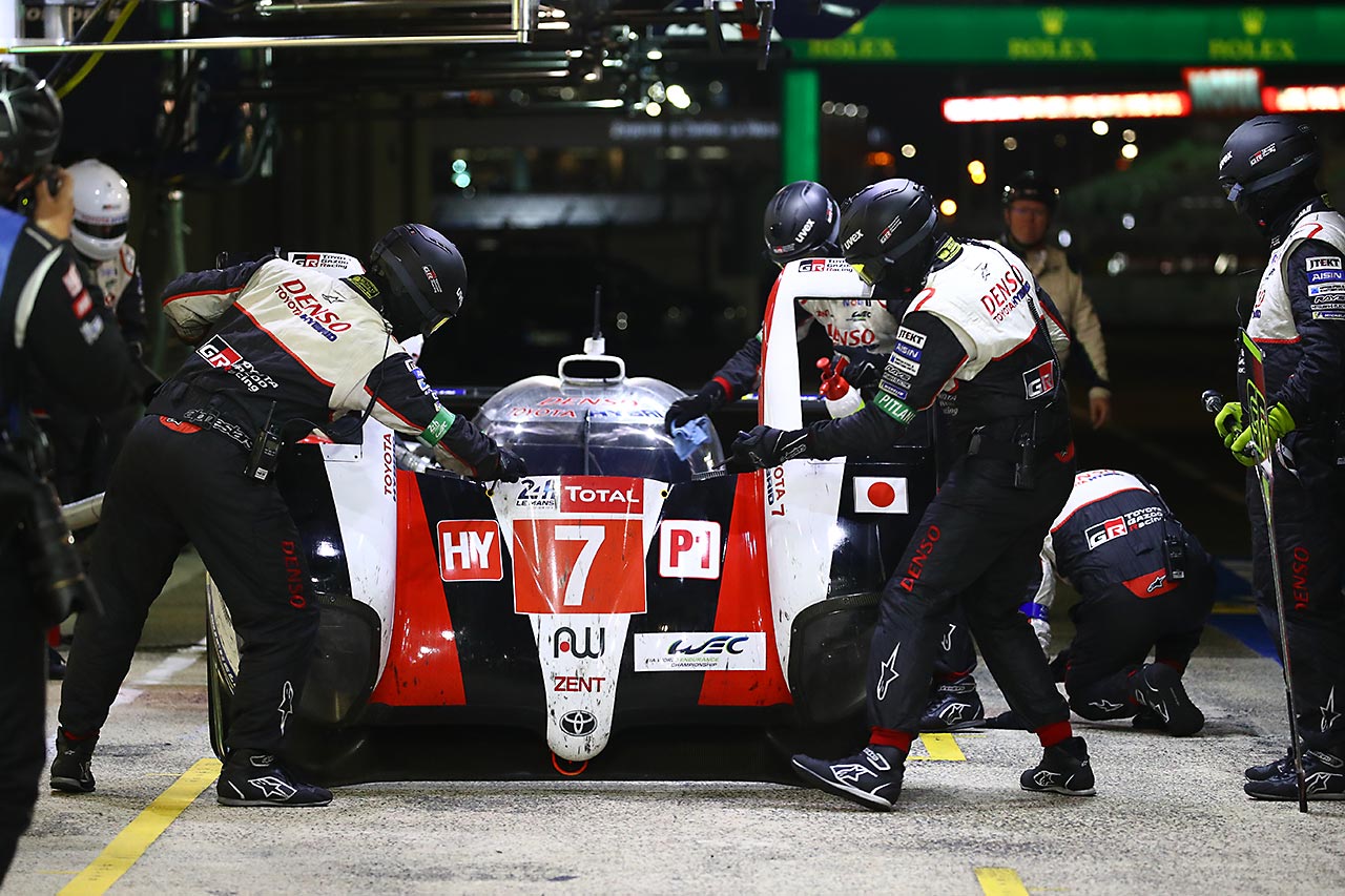 スタートから16時間時点でトップを走る7号車トヨタTS050ハイブリッド