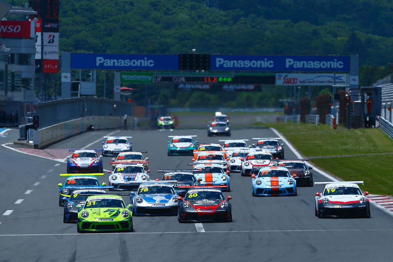富士スピードウェイで行われたポルシェカレラカップジャパン第8戦決勝スタートの様子