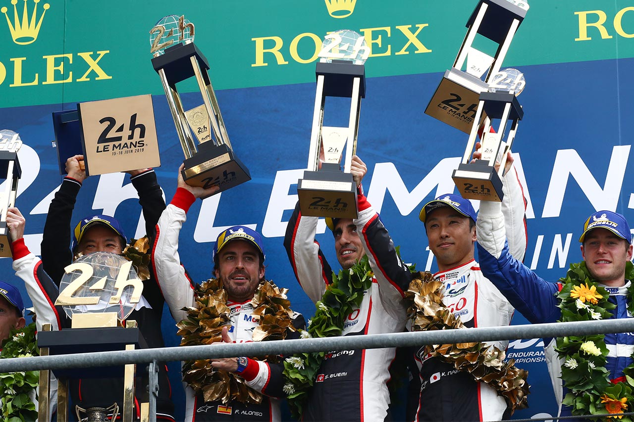 ル・マン24時間を制しトロフィーを掲げるセバスチャン・ブエミ／中嶋一貴／フェルナンド・アロンソ組