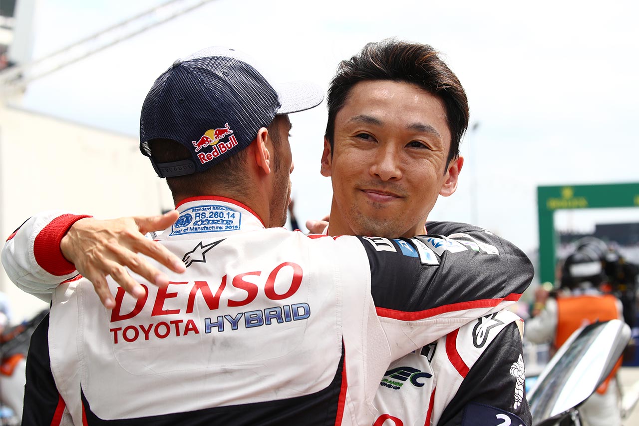 ル・マン24時間を制し、セバスチャン・ブエミと抱き合う中嶋一貴