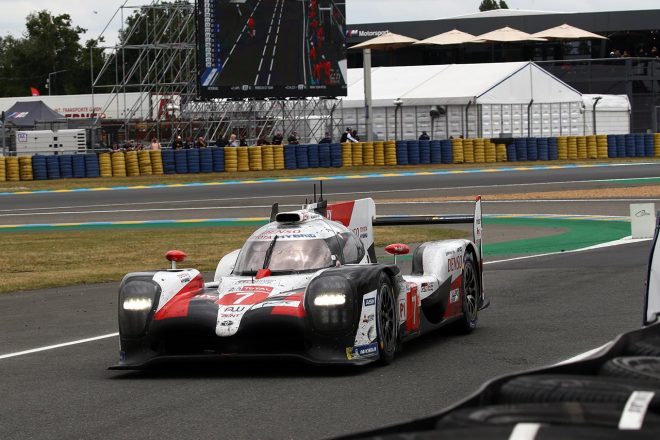 ピットインする7号車トヨタTS050ハイブリッド