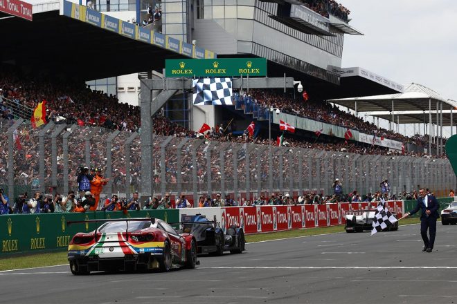 チェッカーを受けるAFコルセのフェラーリ