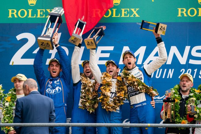 シグナテック・アルピーヌ・マットムートのニコラ・ラピエール（左からふたり目）、アンドレ・ネグラオ（中央）、ピエール・ティリエ（右）