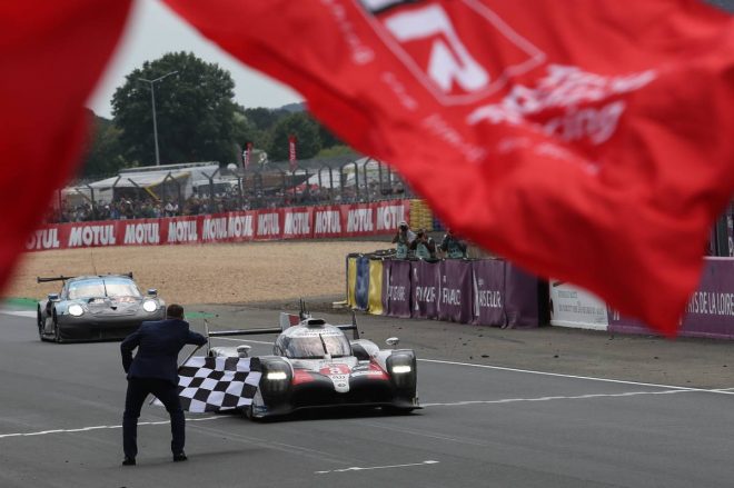 トップチェッカーを受ける8号車トヨタTS050ハイブリッド