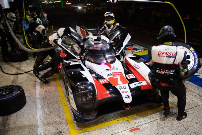 7号車トヨタに乗り込むマイク・コンウェイ