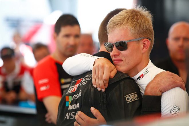 サービスパークでチームクルーと抱き合うオット・タナク（トヨタ・ヤリスWRC）