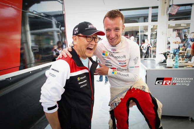 クリス・ミークと笑顔でコミュニケーションをとる豊田章男チーム総代表