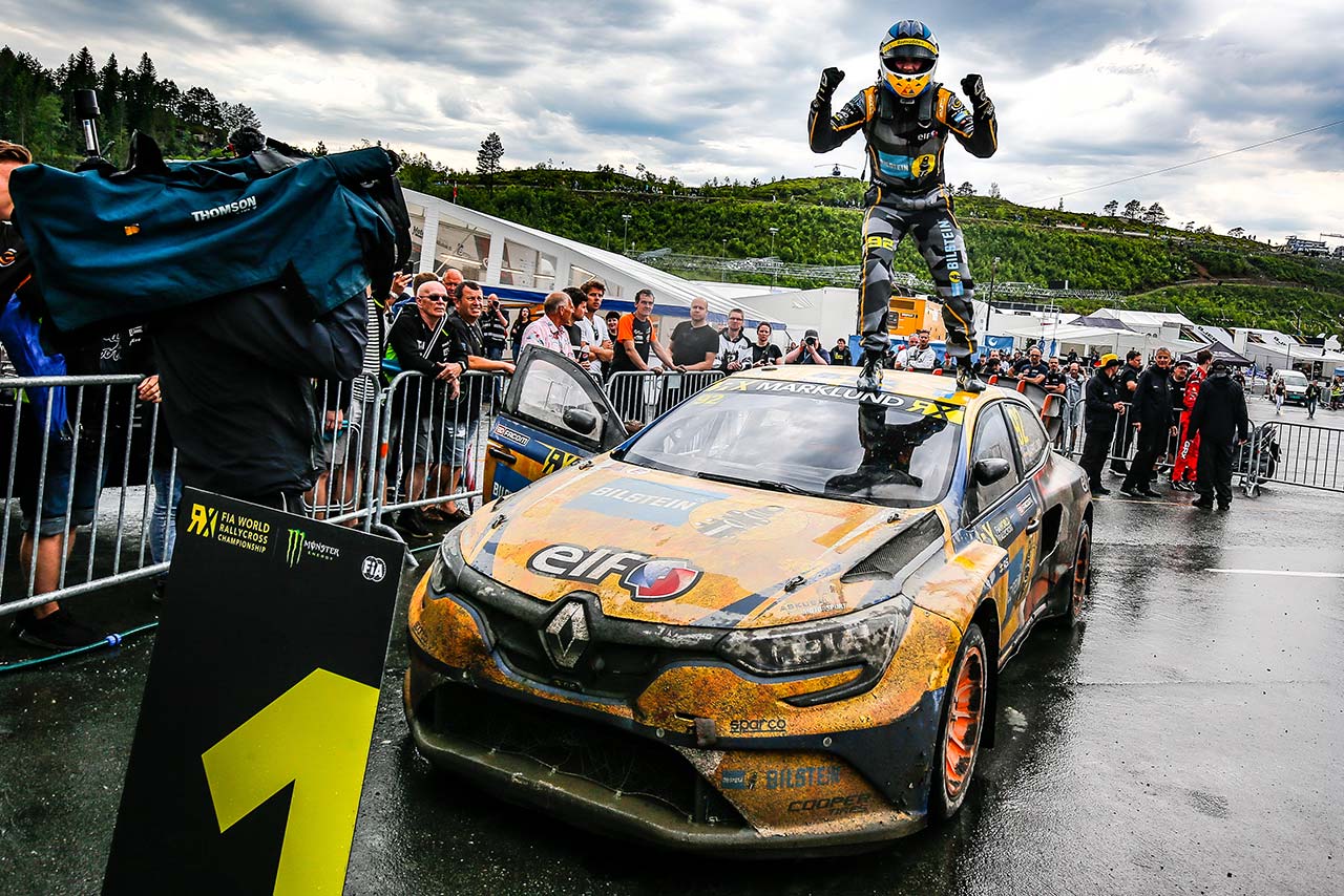 レースでトップチェッカーを受けたアントン・マークルンド（ルノー・メガーヌRS RX）