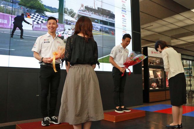 報告会終了後、中嶋一貴と小林可夢偉にはトヨタ社員から花束が贈られた