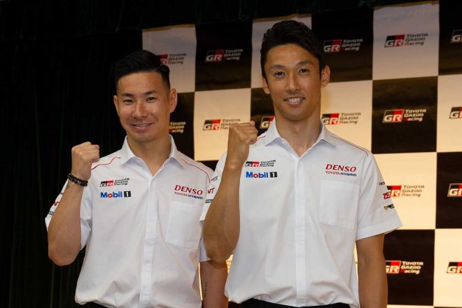 報告会に登場した中嶋一貴（右）と小林可夢偉（左）