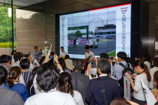 トヨタの社員向けに行われた報告会。多くの社員が一貴と可夢偉の活躍を祝っていた