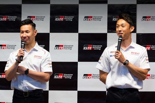 WEC報告会に登場した中嶋一貴（右）と小林可夢偉（左）