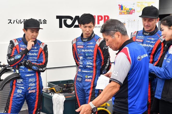 スバルWRX STIをドライブする井口卓人と山内英輝