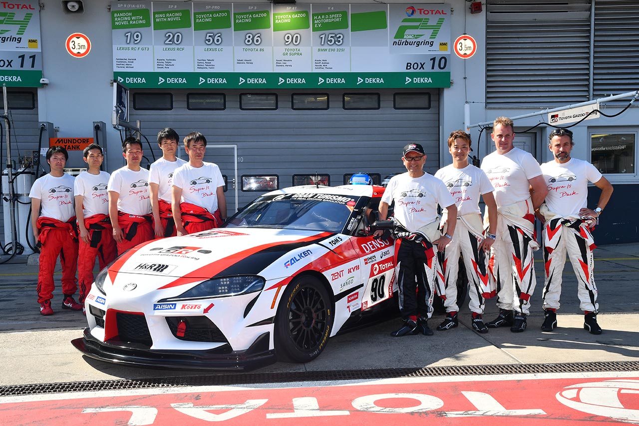 『Supra is Back』のTシャツを着て写真に収まるTOYOTA GAZOO Racingのドライバーたち