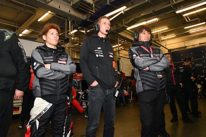 ピットで戦況を見つめる高星明誠、ミハエル・クルム、近藤真彦監督