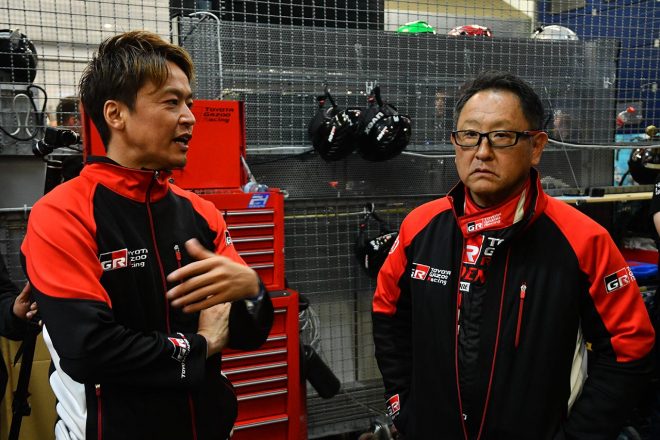 ピットで話し込む“モリゾウ”と佐々木雅弘