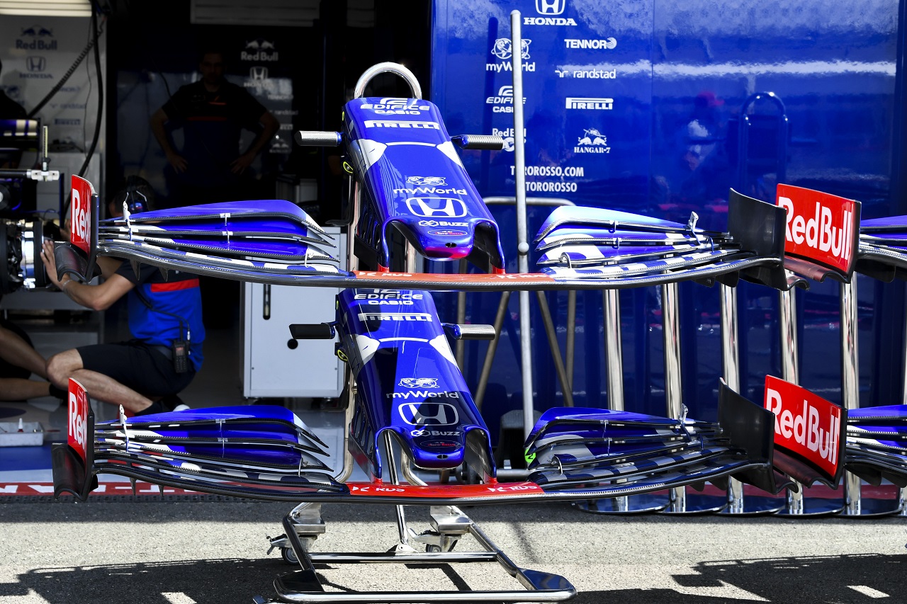 2019年F1第8戦フランスGP木曜　トロロッソ・ホンダのガレージに置かれたフロントウイング