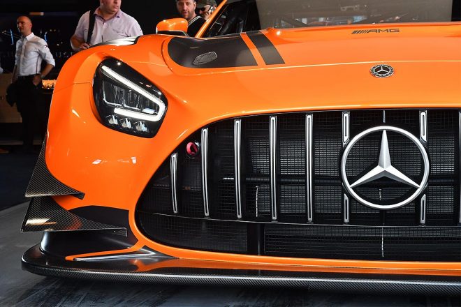 新型メルセデスAMG GT3のフロント。ヘッドライト、フリックに変化が。牽引フックもユニーク