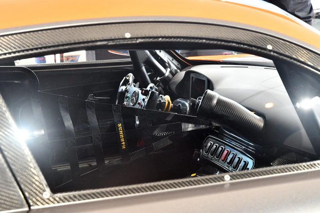 新型メルセデスAMG GT3のコクピット