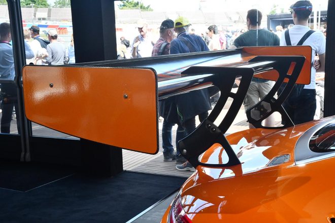 新型メルセデスAMG GT3のリヤウイング。調整がスピーディーにこなせるように。