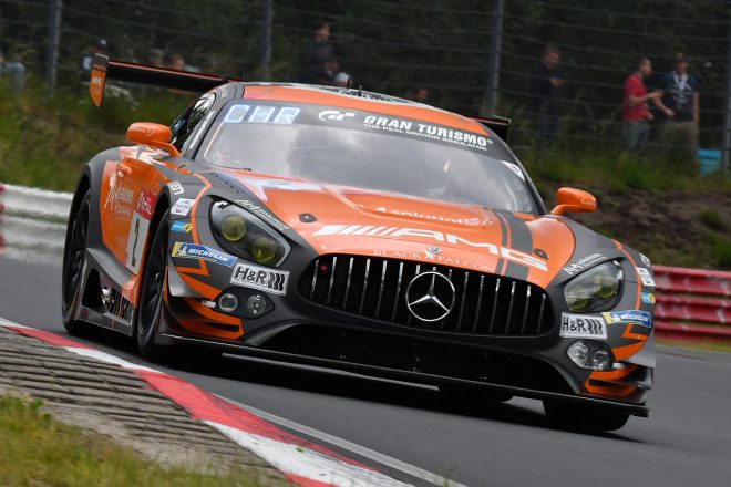 ニュルブルクリンク24時間を走るブラックファルコンの2号車メルセデスAMG。新型とは大きく印象が異なる。