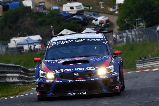 ニュルブルクリンクのノルドシュライフェを走るスバルWRX STI