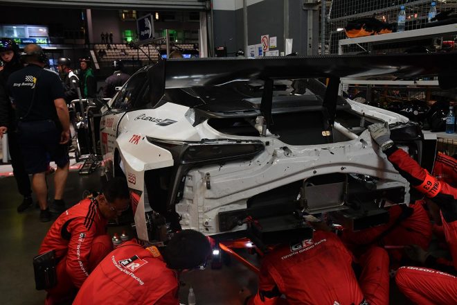 ガレージでミッションからのオイル漏れの修復を行うTOYOTA GAZOO Racingのスタッフ