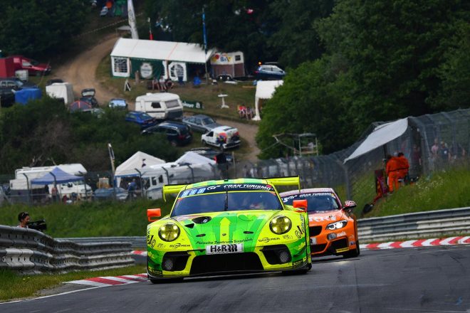 レースをリードするマンタイ・レーシングの911号車ポルシェ911 GT3 R