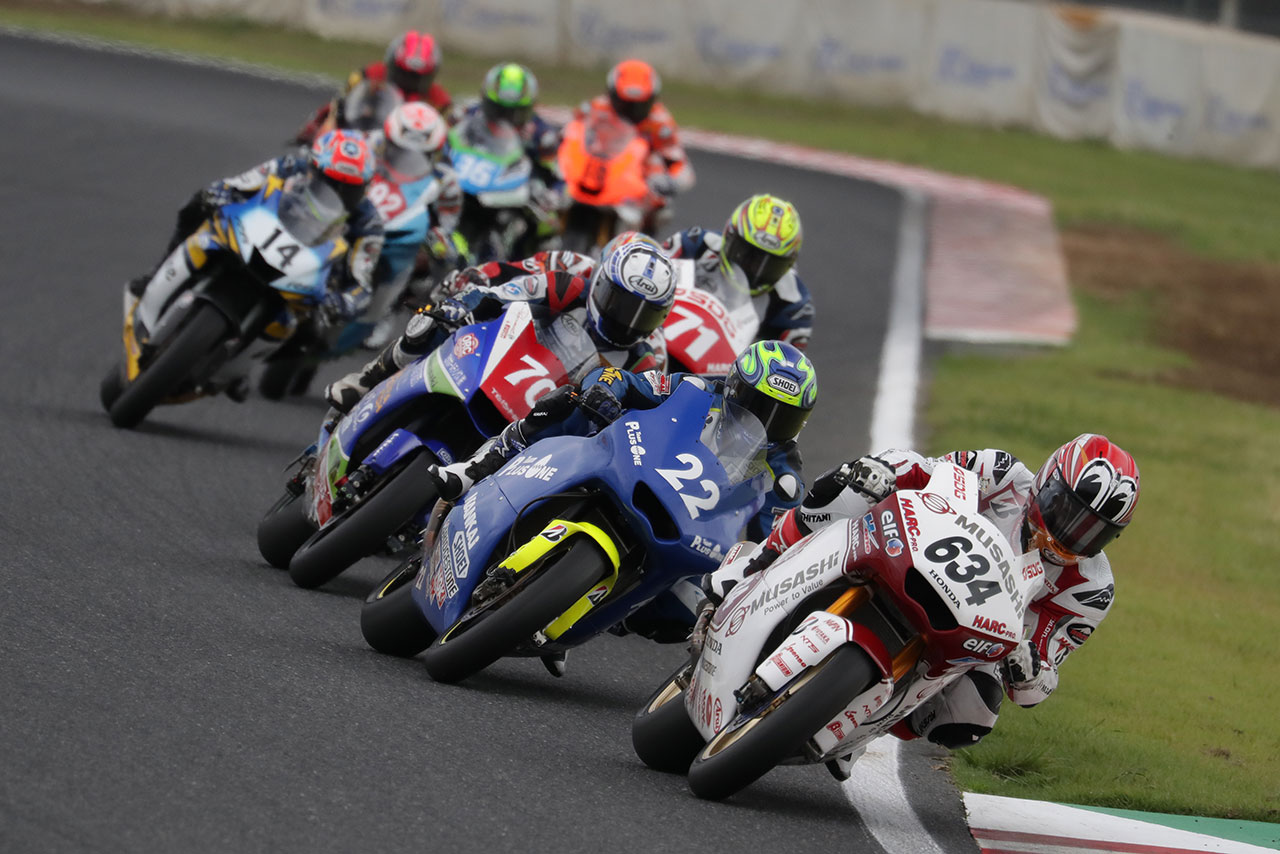 J-GP2クラスのレース2スタートシーン