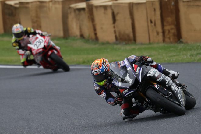 逃げる岡本を小山が追う展開に