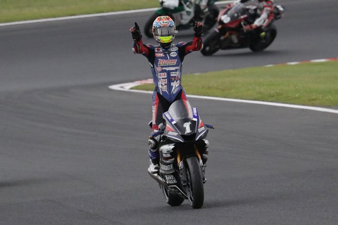 小山から逃げ切り今シーズン2勝目を挙げた岡本裕生(51ガレージニトロレーシング)