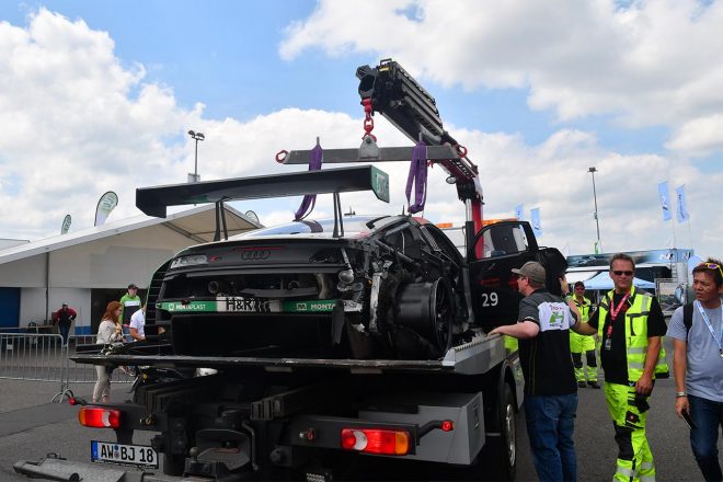 タイヤバーストを喫した29号車アウディ