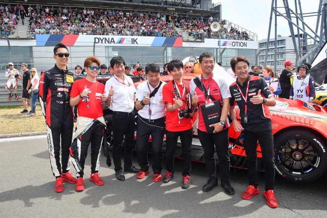 スタート前のグリッドで写真に収まるニスモのスタッフとドライバーたち、近藤真彦監督