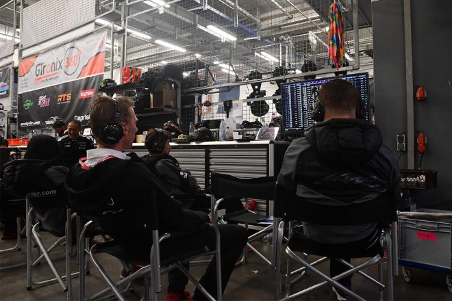 深夜、戦況を見つめる近藤真彦監督とミハエル・クルムアドバイザー