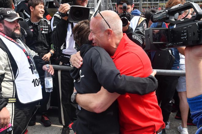 フィニッシュ後、トム・コロネルと喜び合う近藤真彦監督