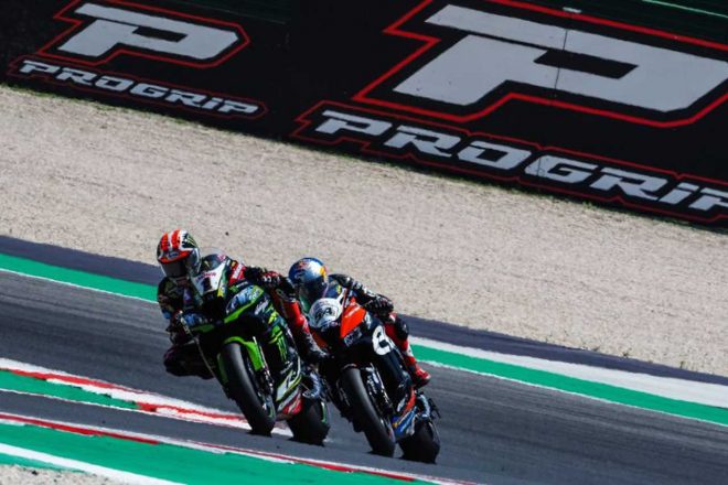 レース終盤にトップ争いを展開するレイとラズガットリオグル