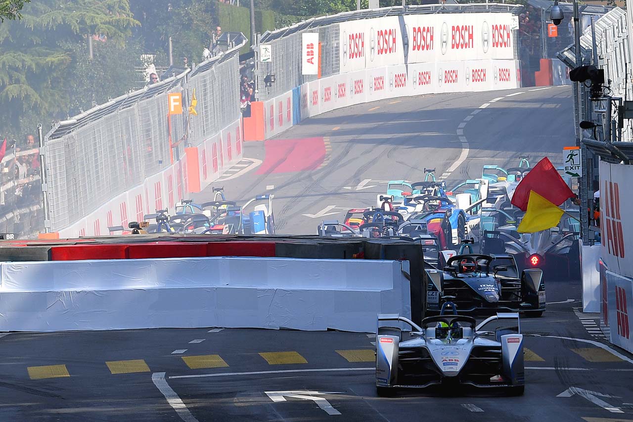 スタート直後のシケインで多重クラッシュが発生。レースは40分以上に渡る赤旗中断となった