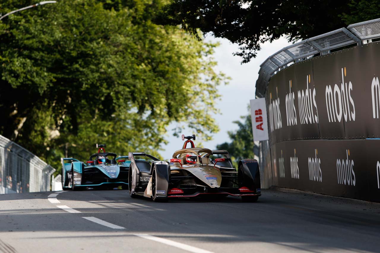 トップ争いを繰り広げたジャン-エリック・ベルニュ（DSテチーター）とミッチ・エバンス（パナソニック・ジャガー・レーシング）