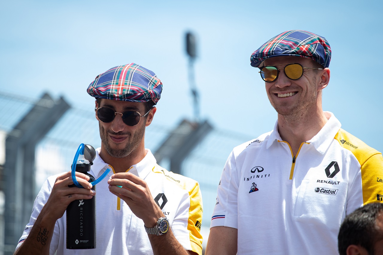 2019年F1第8戦フランスGP　ニコ・ヒュルケンベルグとダニエル・リカルド（ルノー）がジャッキー・スチュワートの誕生日を祝う