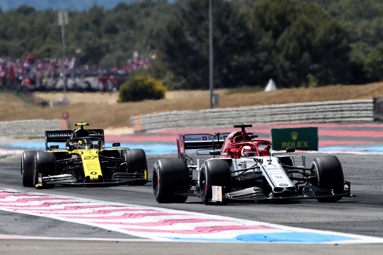 2019年F1第8戦フランスGP　キミ・ライコネン（アルファロメオ）とニコ・ヒュルケンベルグ（ルノー）がバトル
