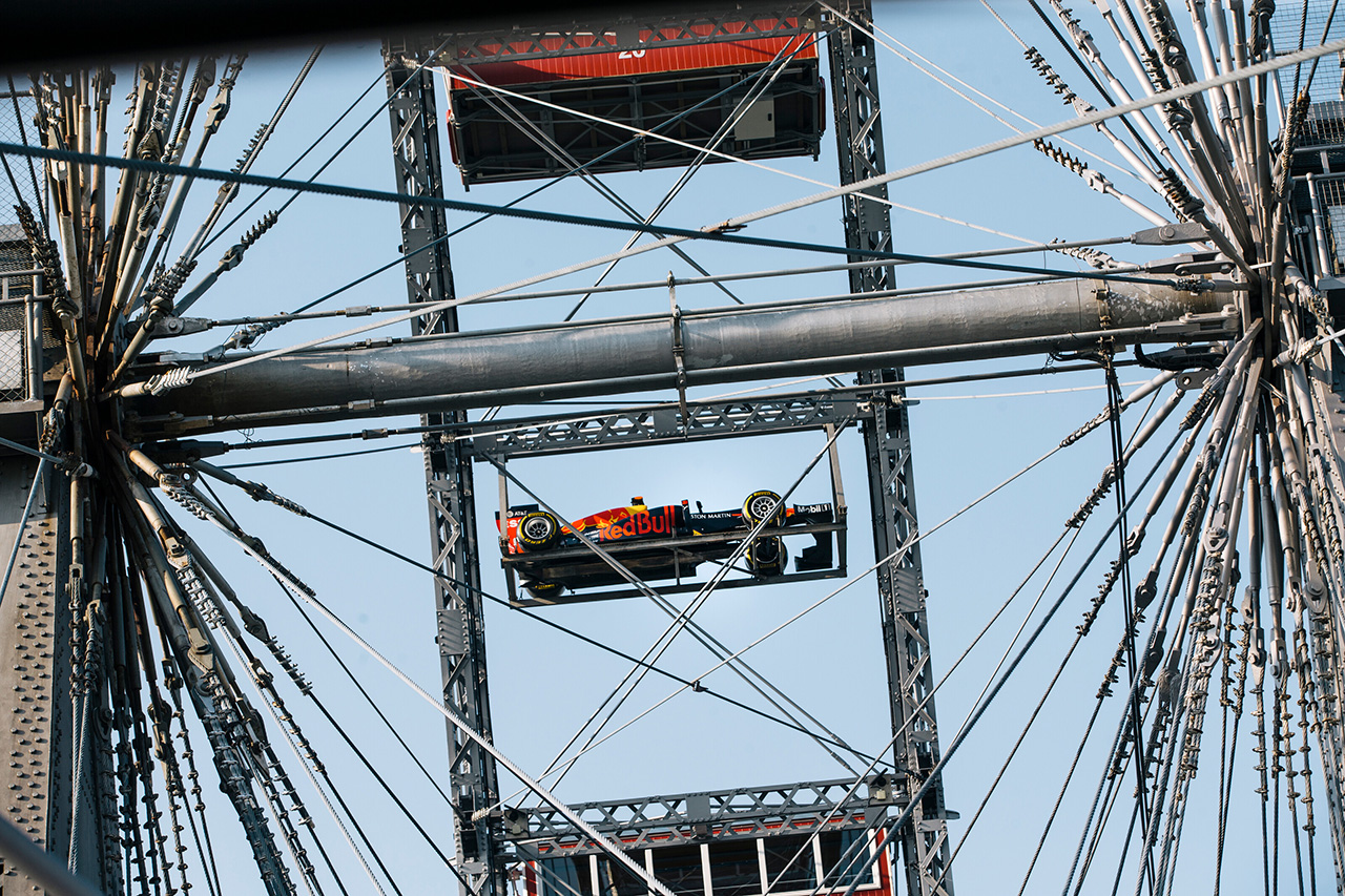 【ギャラリー】ウィーンの『大観覧車』に乗せられたRB15