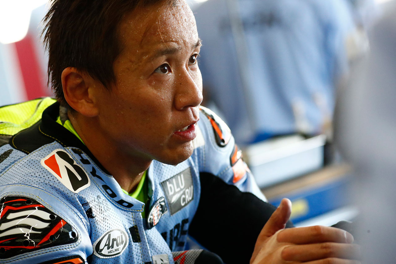 ヤマハTECH21チーム復刻カラーのレーシングスーツをまとった