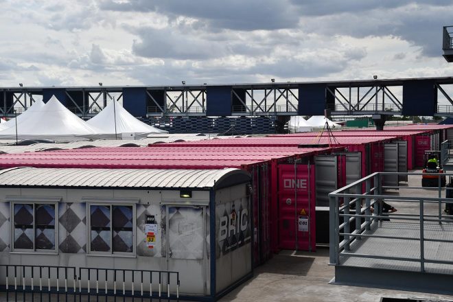 今季パドックのコンテナはピンクとなった。