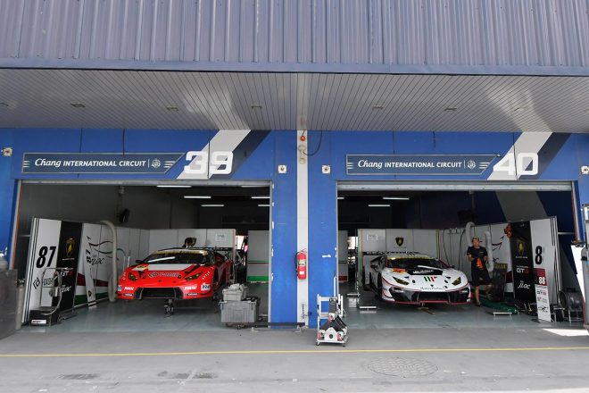 T-DASH ランボルギーニ GT3とマネパ ランボルギーニ GT3