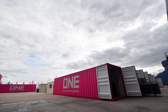 今季パドックのコンテナはピンクとなった。